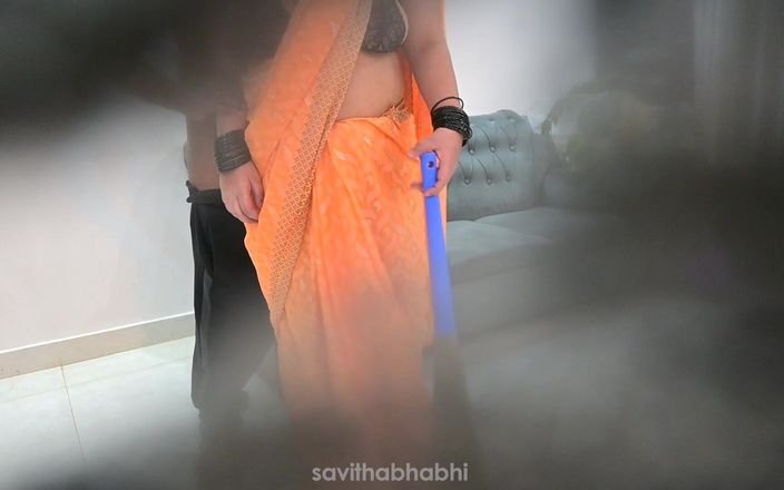 savithabhabhi: Une femme de ménage bengalie taille une pipe au propriétaire