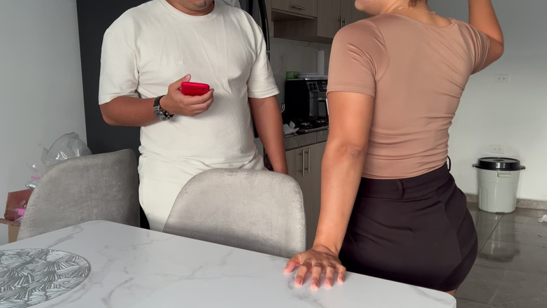 Pronoia Mey: La Sorellastra Vuole Sesso in Cucina