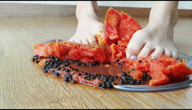 Clios Hot World: Esmagando um mamão com pés nus e lambendo