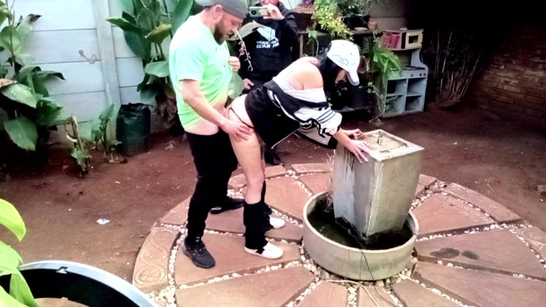Bigjoefuckalott: Fast wurde erwischt beim putzen des hofes der chefin