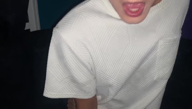 KenPrince: Фембой залишається вдома один і телефонує чоловікові, якого зустрів на Grindr