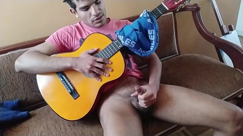 trebol_Jess: Pemuzik melancap pada gitarnya membuang semua susunya di atasnya