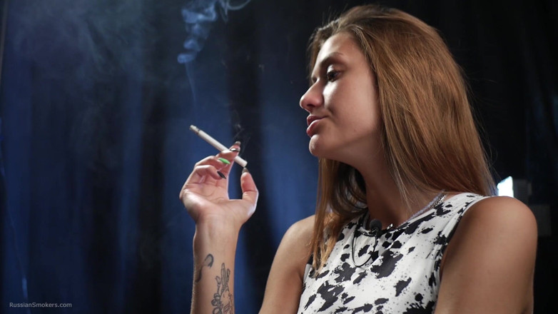 Russian Smokers: Brunetă zveltă încrezător într-o rochie strâmtă care se bucură de o sesiune...