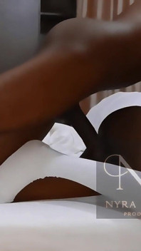 Hermosa lesbiana quiere un juguete sexual real en su apretado coño