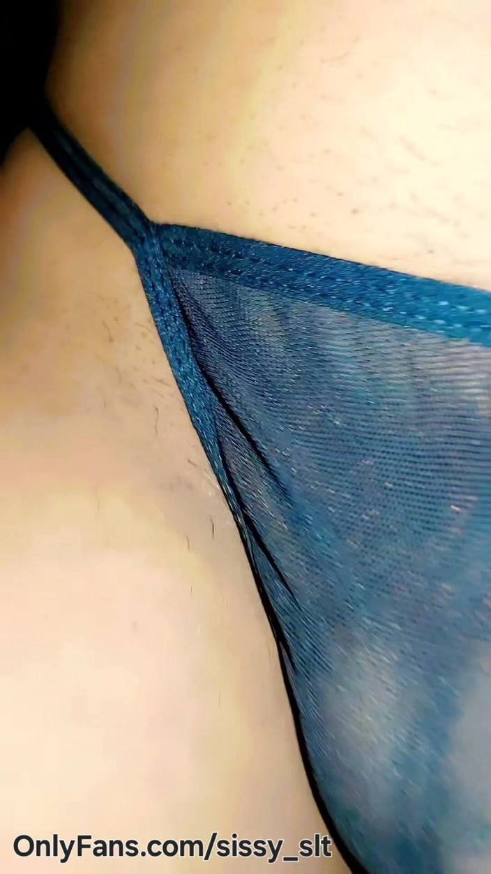 Sissy Bisexual: Mały kutas maminsynek w stringach Joga Ćwiczenia i sikanie w toalecie...