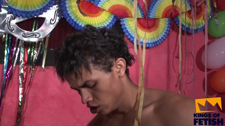 Gay Diaries: 파티에서 두 친구에게 꽉 조이는 엉덩이를 따먹는 한 남자