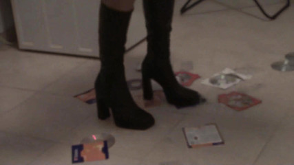 Foot Girls: Crushing blonde making a mess with her high heels