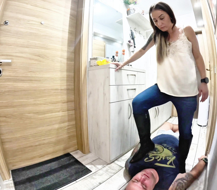 Mistressyammyboots: Son visage sous la botte - plaisir sans pitié