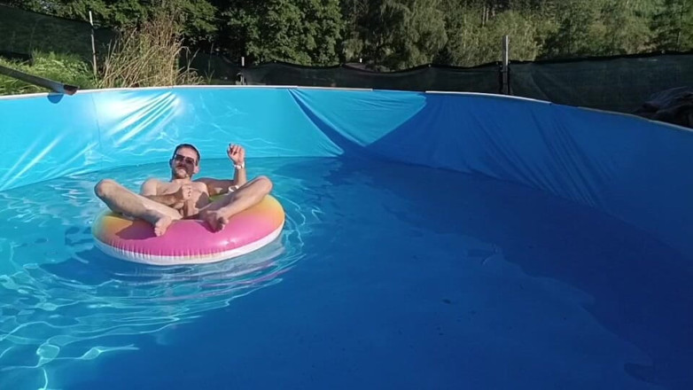 kickerscooter: Un trajet d’été mouillé. Dans la piscine