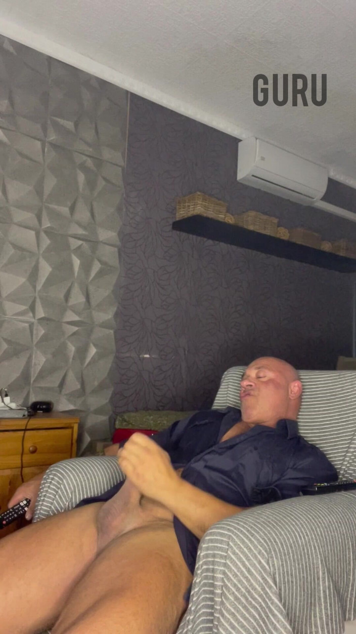 Mr. Guru: 家でソロオニー このシャツ好き