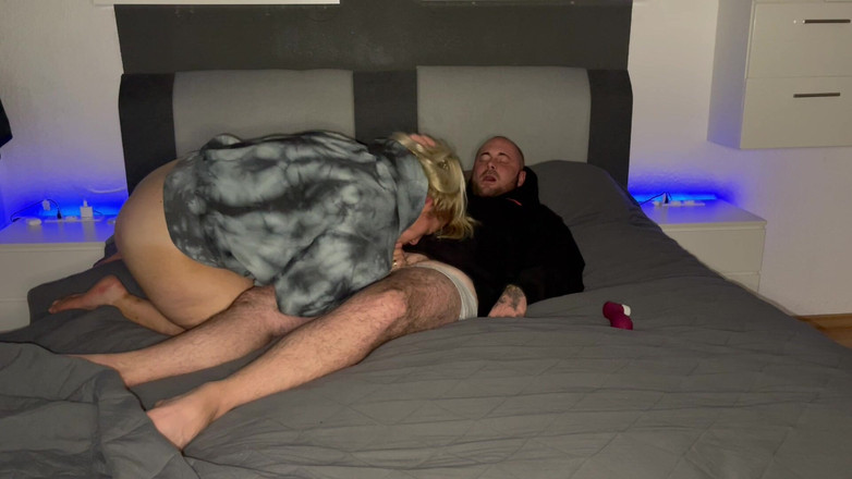 Bonieclydeerotik: Předehra, orální prst zezadu, intenzivní třesení, škubání, sténání, výstřik, způsobuje mi...