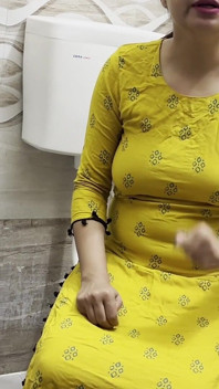 India madrastra meando en baño hijastro muy travieso indio follando en audio hindi