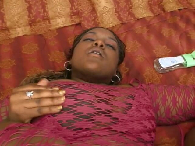 Big Beautiful Girls: Pelacur ebony montok menunggangi kontol yang sama