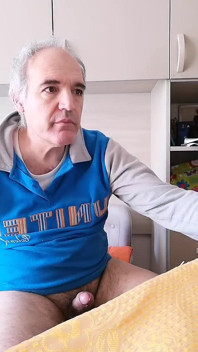 Une journée ensoleillée commence par un massage agréable du pénis et une pisse