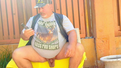Hand-Free-Daddy-Chub: 狩猟田舎者の太ったパパベアは、彼がそこにいる間、彼のまっすぐな友人の狩猟小屋で密かに絶頂します