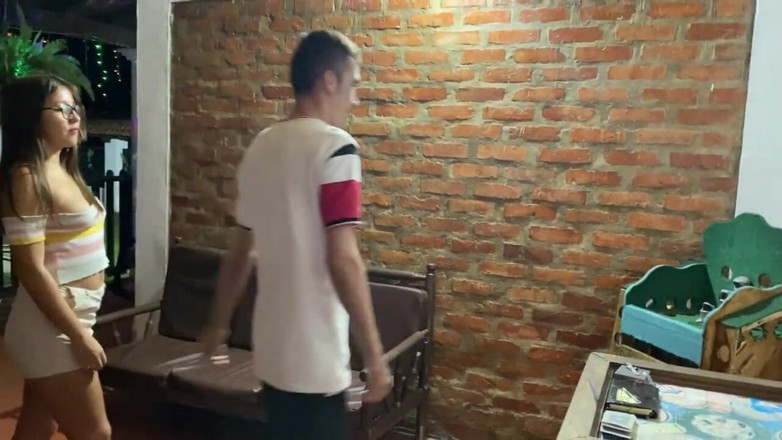 SAMANTA: Aku ngentot saudara tiriku di depan ibu tiriku