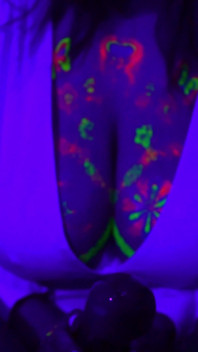 Neon titfuck è meglio della festa neon! Lilykoti