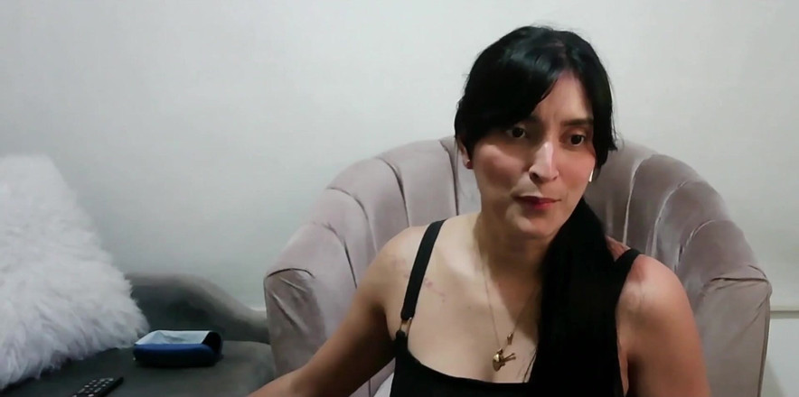 Scarlet Divona: Seksi latin evde yalnızken yoğun bir şekilde ıslanıyor