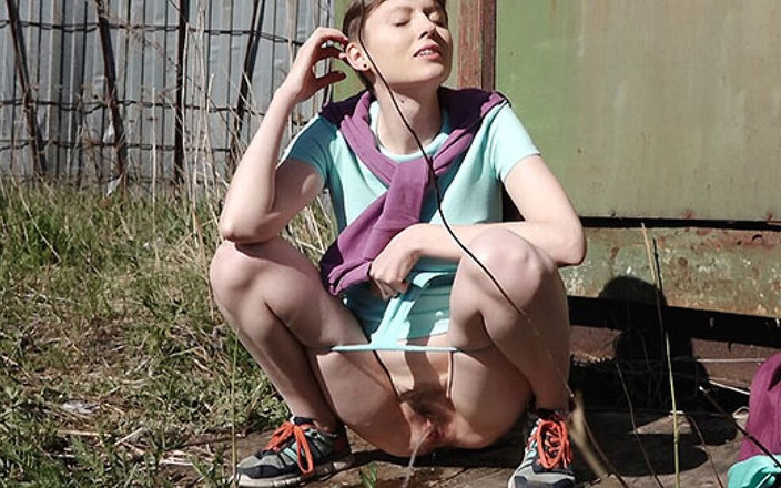 Puffy Network: Edle brünette von Got2Pee, in der mädchen pissen