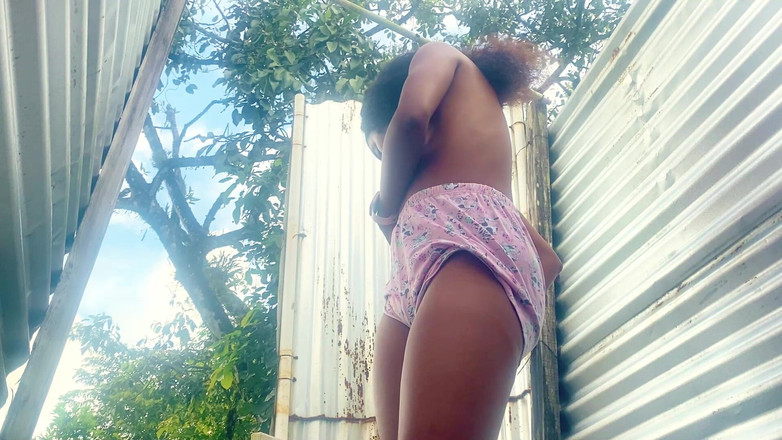 zendella usain: Sexy Latina En Cabina Al Aire Libre Vigilada