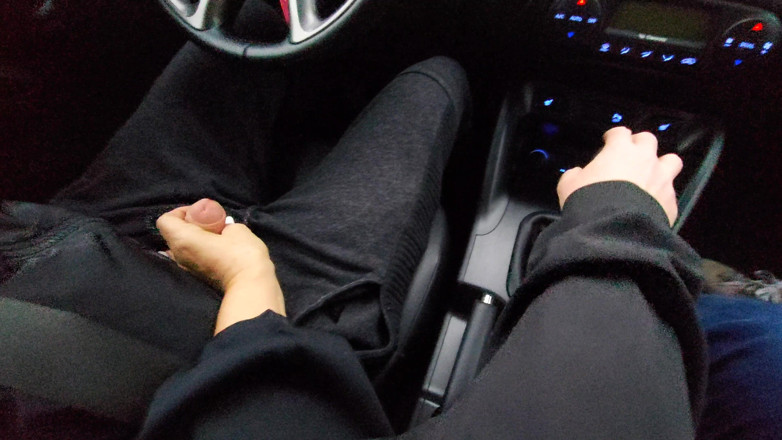Step Mommy: Amatoriale MILF fa una sega a un tassista e lo...