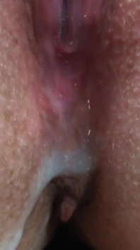 통통한 털이 무성한 보지를 먹고 따먹어 거대한 질싸. 젖탱이를 보여주는 여자 놀라운 클로즈업.