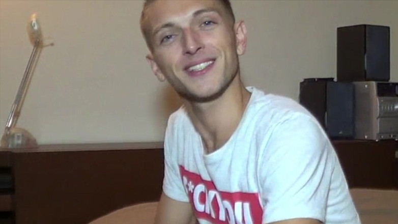 Sneaker gay: Fucked by the Xxl Cock O His Best Friend