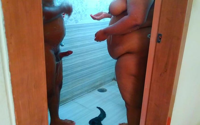 Aria Mia: Une tatie saoudienne de 35 ans sexy à gros cul baise avec...