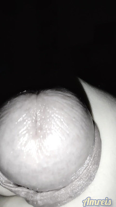 Amreis: 深夜射精。在鸡巴上滑动包皮。特写高潮。