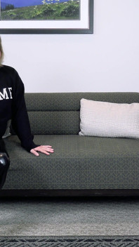 Seksi orta yaşlı seksi kadın lateks taytlı yarak emiyor ve tokatlanıyor