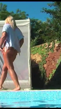 Blonďatá děvka s velkými kozami masturbuje a má sex v bazénu