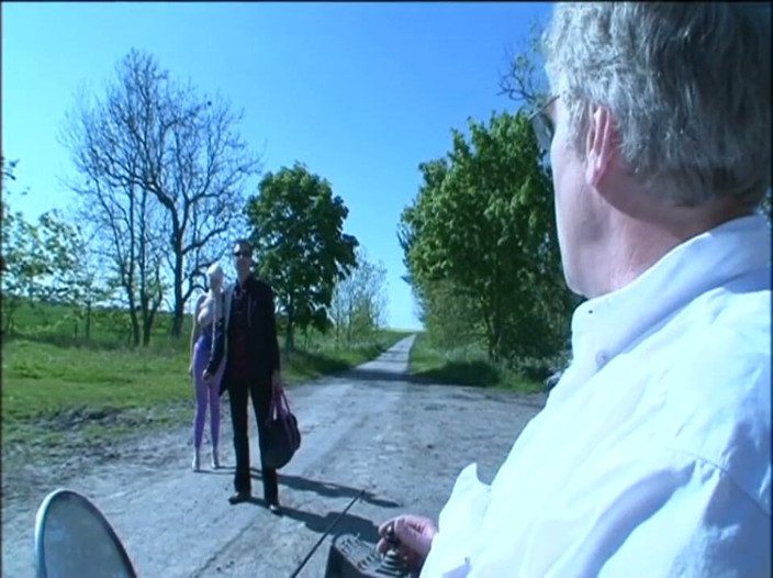 Absolute BDSM films - The original: Escrava sexy humilhante, acorrentada ajoelhada na fazenda