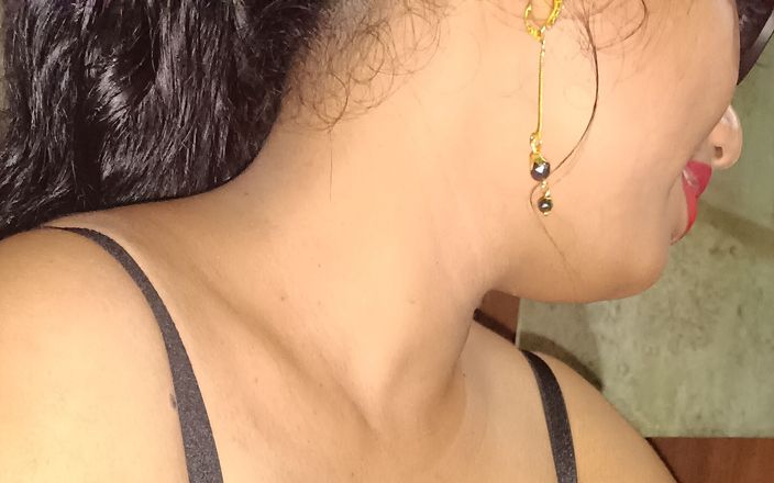 Queen4desi: Une fille desi sexy parle au téléphone dans la nature