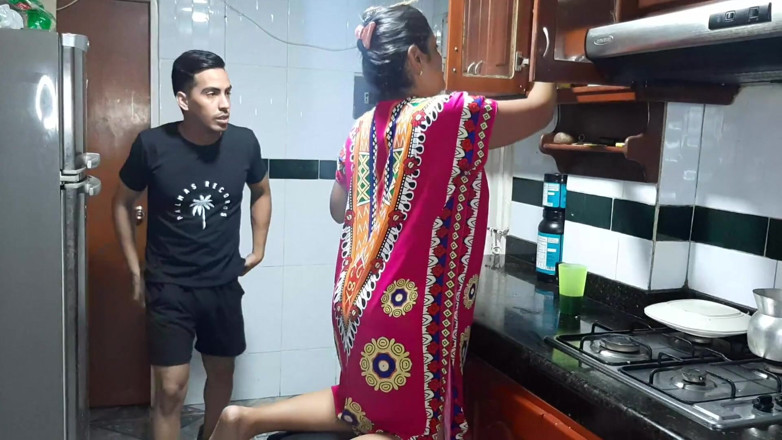 Aly: मेरी सौतेली मम्मी की अमीर चूत को किचन में चखना