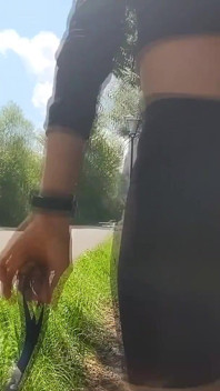 Little Doggy, Mari Pergi Berjalan-Jalan! Awak boleh pancut di kaki saya! Sudut pandangan pertama bermain peliharaan joi oleh awek Tranny Mean