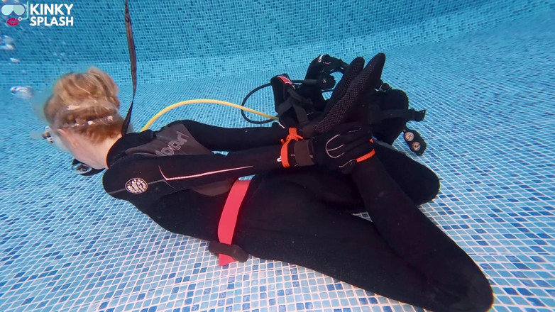 UKCuteGirl Lucy Lauren: Hogtied &amp; Breathless: Subacvatice Scuba Tachinare