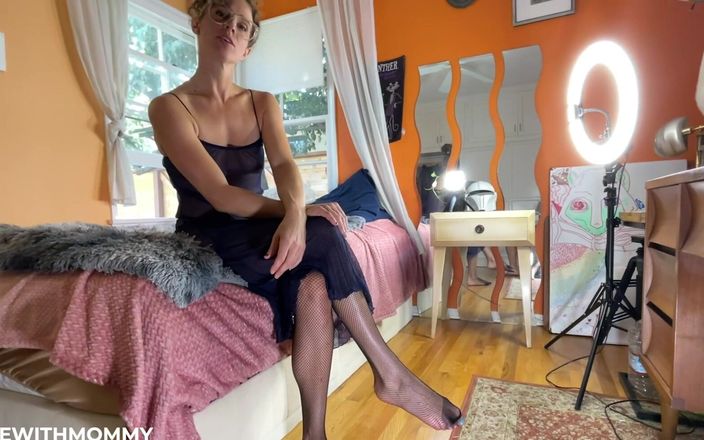 VibeWithMommy: Joi strap-on - ibu tiri membawamu ke dalam perjalanan banci dan...
