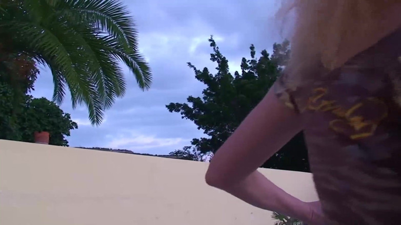 Nikky Thorne's Teen Club: Blondynka sika obok basenu