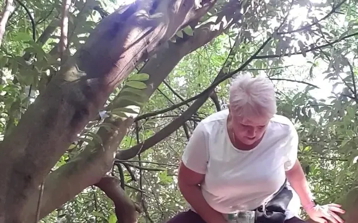 Uk Joolz: Caught short on a walk in the woods...just had to...