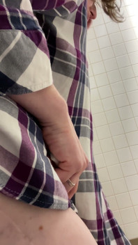 När En Oskyldig Kissa På Offentliga Toaletter Förvandlas Till En Fräck Sprutande Wank
