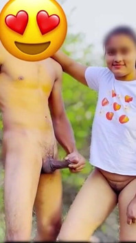 Desi ragazza del villaggio sta facendo sesso con il vicino nella giungla, audio hindi completo