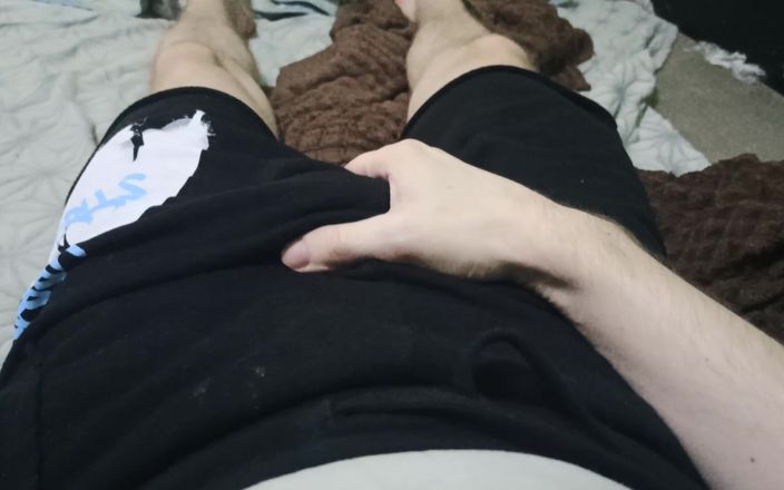 Pasha: Chico acaricia su polla a través de sus pantalones cortos