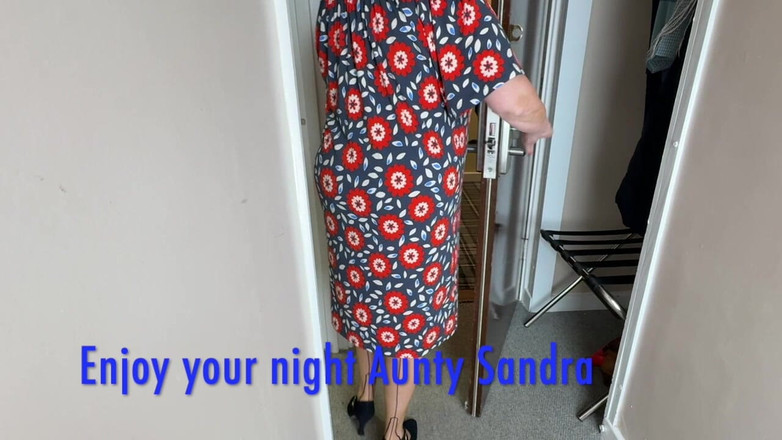 Aunty Sandra vintage girdle queen: Vgq21 - Tia Sandra Se Vestindo Para Uma Reunião