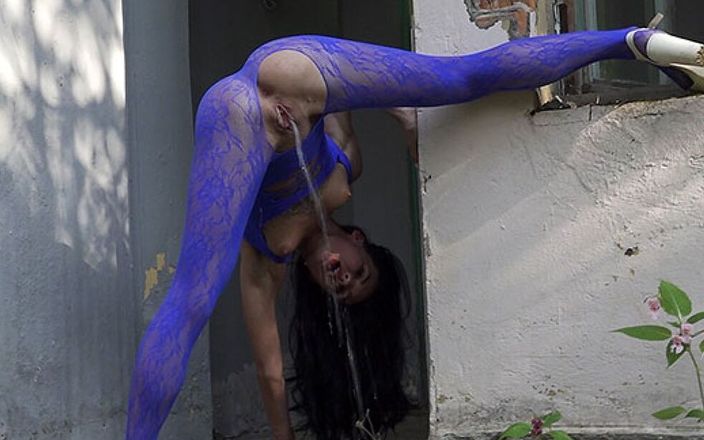 Puffy Network: Impresionante flexibilidad por Got2Pee donde las chicas vienen a mear