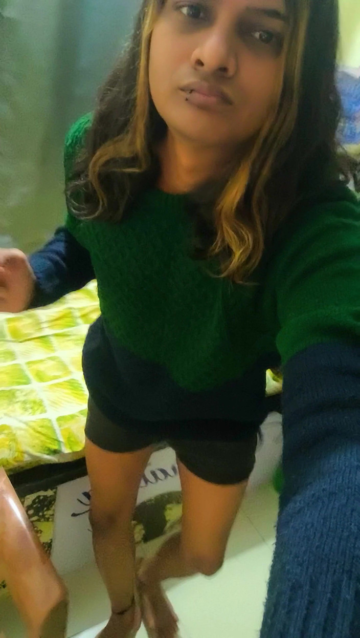 Zoyasazadai: Zoya shezadi im wohnzimmer genießt allein das gefühl, glücklicher zu...