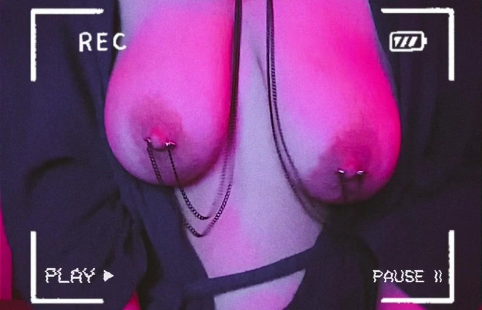 Mrs_KittyCat: Seksi orta yaşlı seksi kadın pirsingli göğüslerle oynuyor