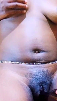 병으로 자위하는 동안 젖은 보지 따먹기