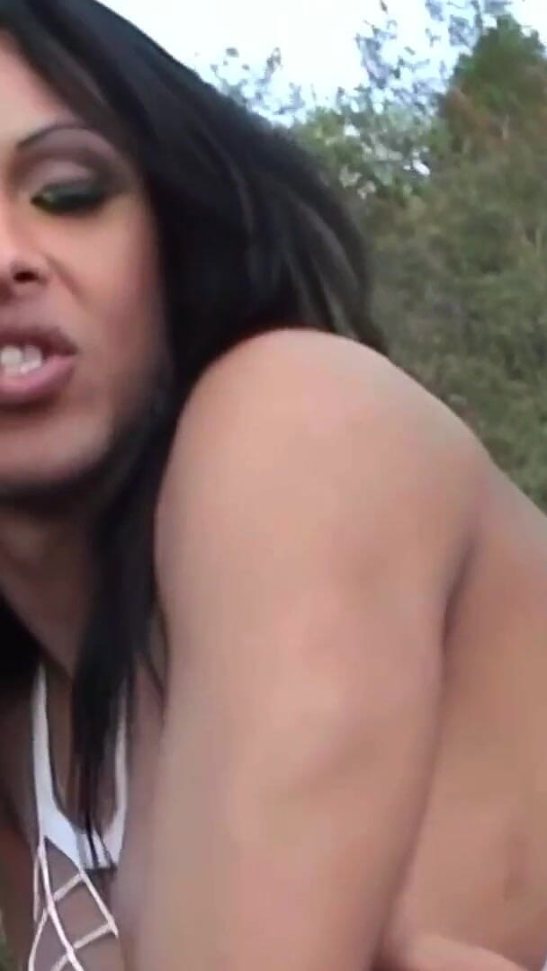 Sto scopando questa bellissima donna trans nel culo sul cofano della mia macchina (STANZA TGIRL) I'm Fucking This Beautiful Trans Woman in the Ass on the Hood of My Car (TGIRL ROOM)