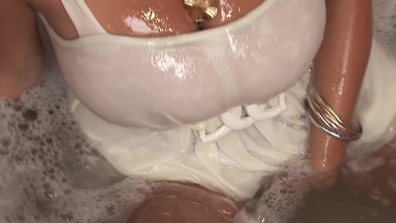 DARVASEX: Gorące kąpiele Scena 3_busty Blondynka uwielbia ruchać się w bieliźnie pod...