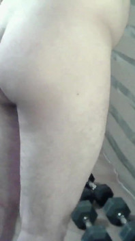 Musculoso semental sentadillas y golpes